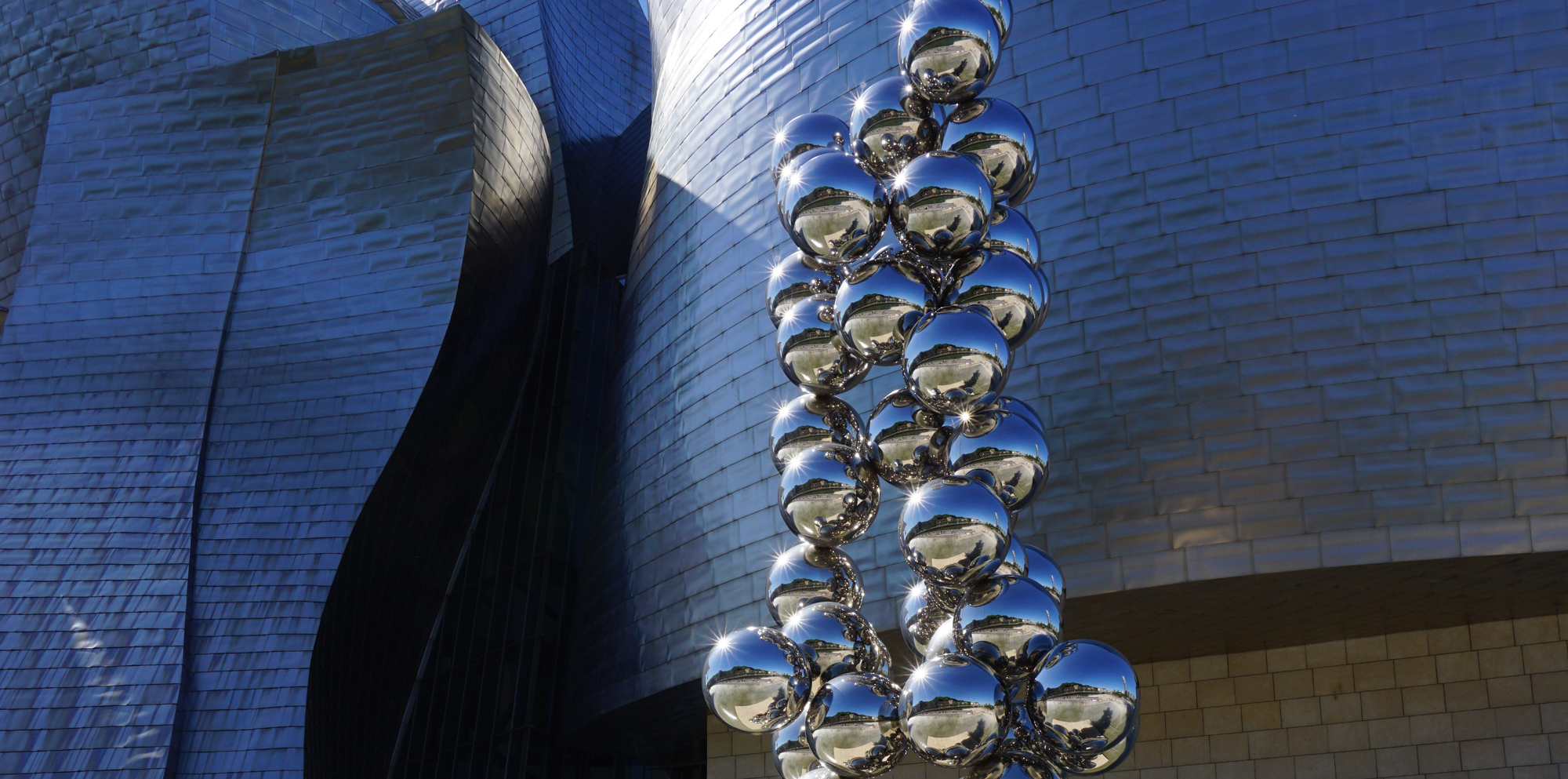 Spiegelkugeln am Guggenheim Museum in Bilbao