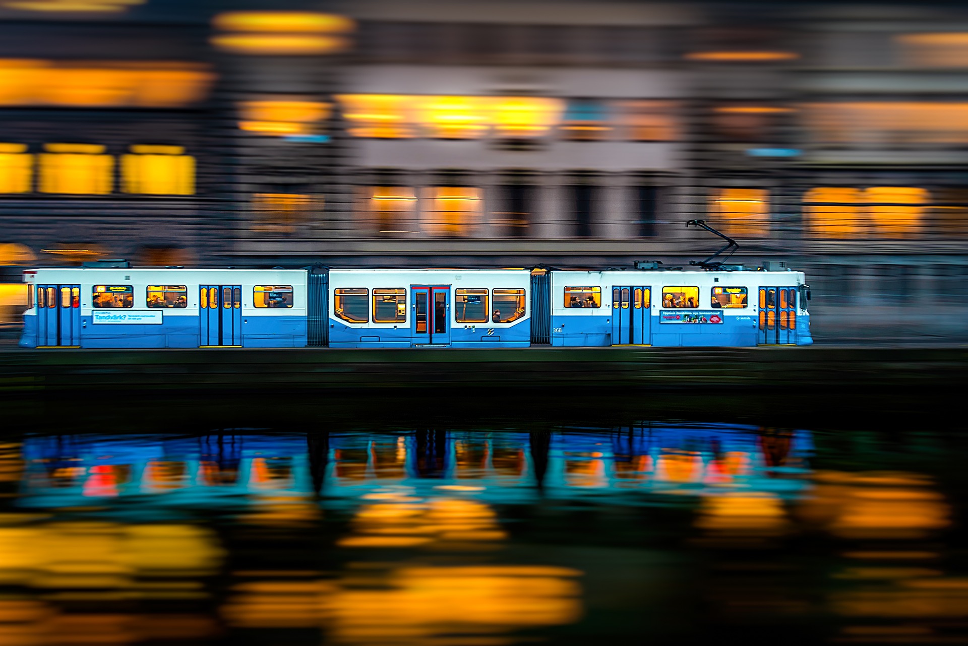 Blaue Straßenbahn in der Nacht