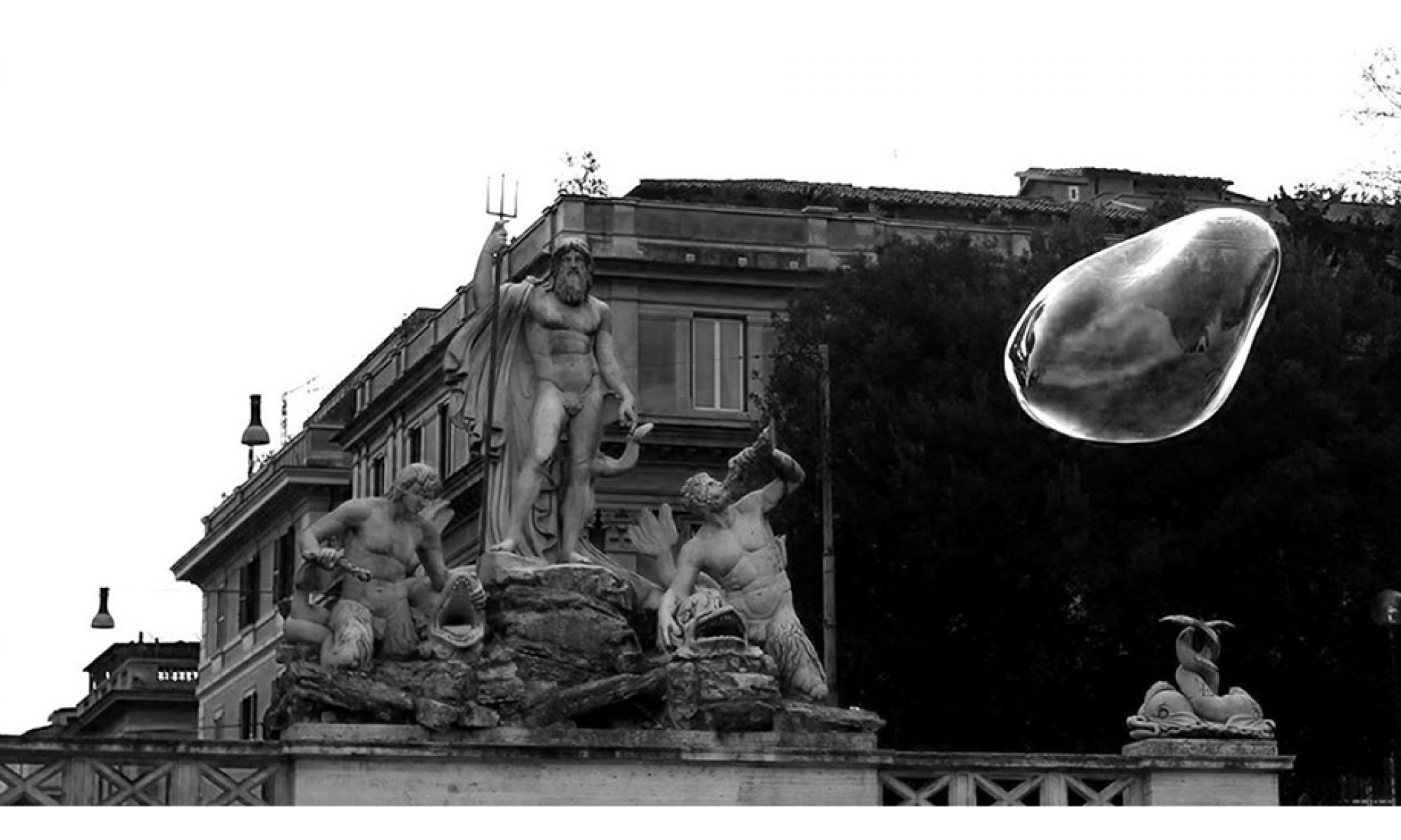 Schwarz-weiß Foto einer großen Seifenblase vor dem Neptunbrunnen am Piazza del Popolo in Rom. Es steht symbolisch für Gedichtshappen.blog